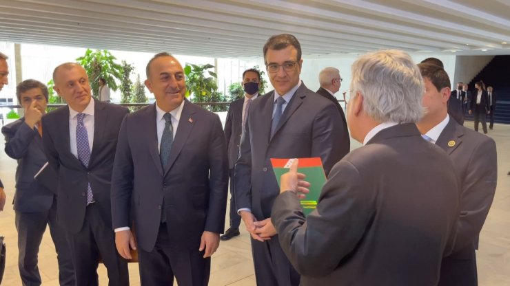 Bakan Çavuşoğlu, ‘Belgelerle Türkiye’nin Brezilya İle İlişkileri’ sergisini gezdi