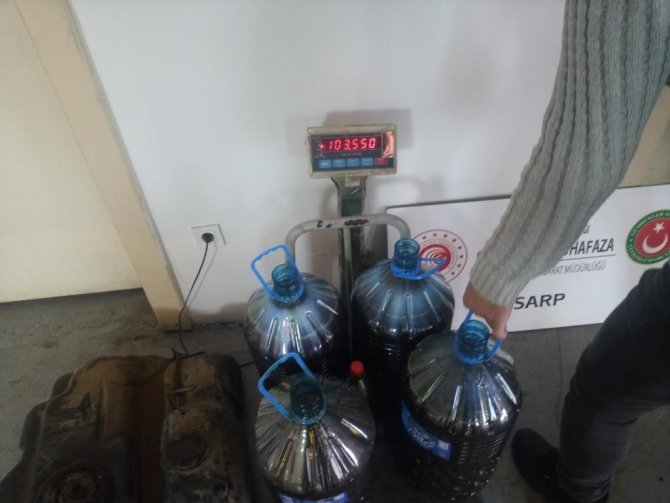 Bir aracın yakıt deposundan 104 kilogram bal çıktı