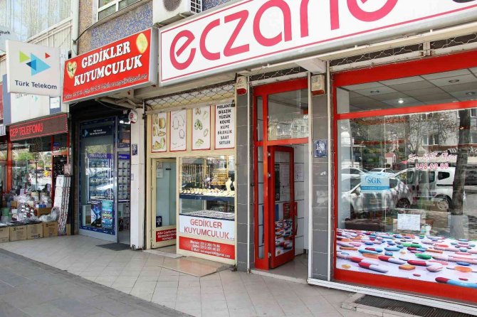 Boş anından yararlandığı kuyumcunun vitrinindeki bileziği çalıp kaçan hırsız kamerada