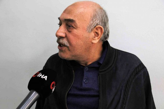 Boş anından yararlandığı kuyumcunun vitrinindeki bileziği çalıp kaçan hırsız kamerada