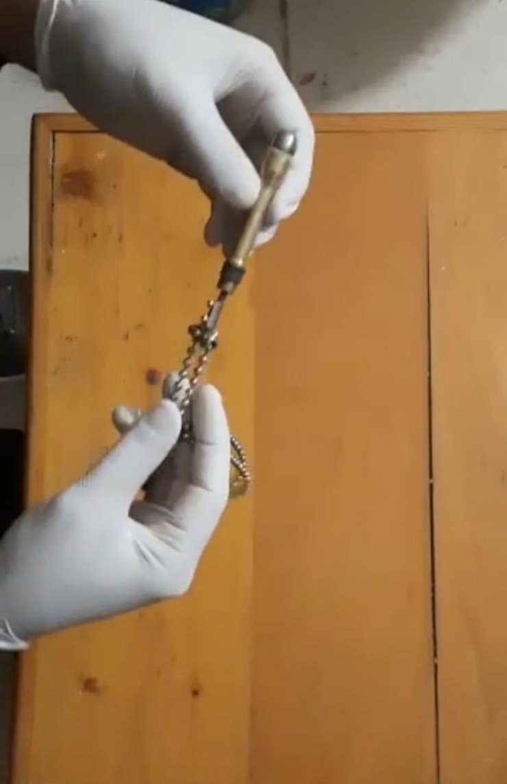Boynunda kolye görünümlü kalem silahla yakalandı