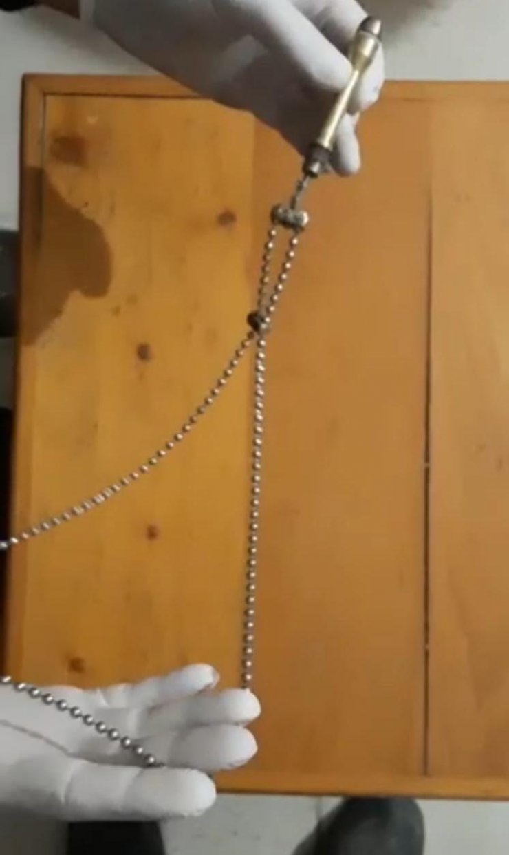 Boynunda kolye görünümlü kalem silahla yakalandı