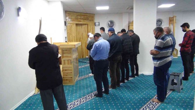 Caminin ses sistemini çaldı