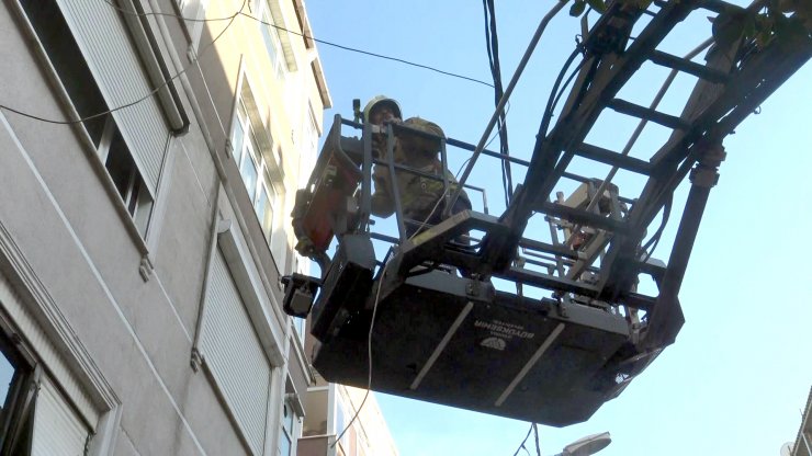 Çocuklar uyandırılamayınca itfaiyeden yardım istendi