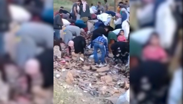 Devrilen TIR’daki şekerleri yoldan topladılar