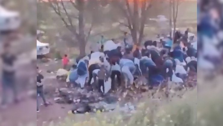 Devrilen TIR’daki şekerleri yoldan topladılar