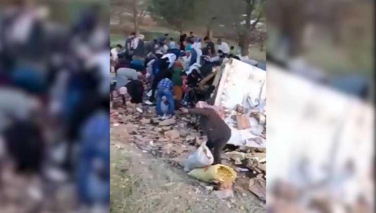 Devrilen TIR’daki şekerleri yoldan topladılar