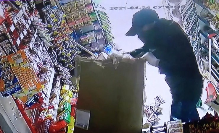 Hırsızları bastonuyla kovaladı