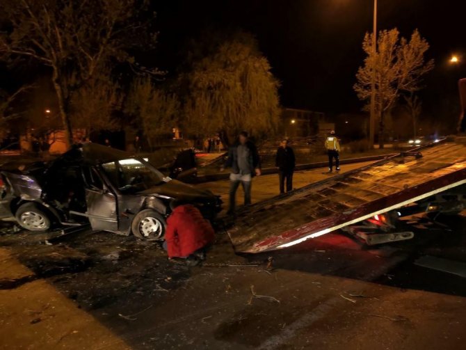 Hurdaya dönen araçtaki 2 kişi yaralandı