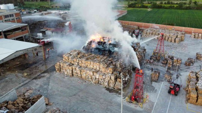 Kağıt depolama alanında yangın