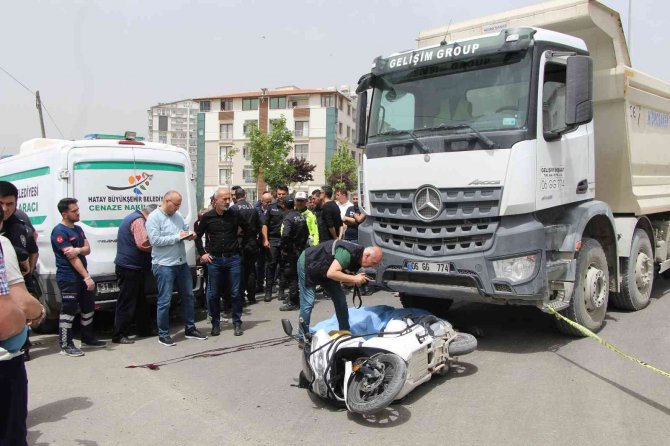 Kamyon ile çarpışan motosiklet sürücüsü hayatını kaybetti