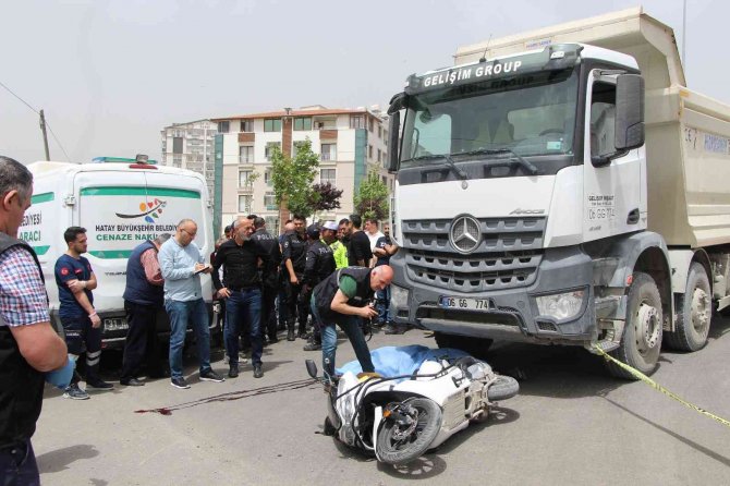 Kamyon ile çarpışan motosiklet sürücüsü hayatını kaybetti