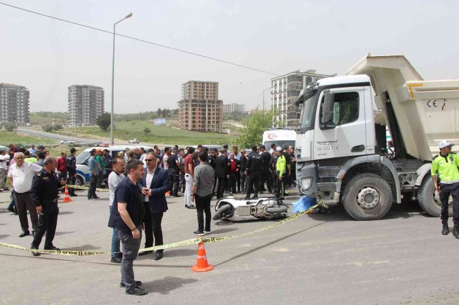 Kamyon ile çarpışan motosiklet sürücüsü hayatını kaybetti