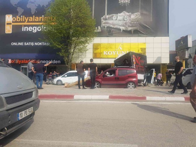 Kamyonun üzerinden düşen tomruk üç aracı ezdi