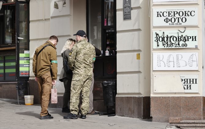 Kiev'in caddeleri canlanmaya başladı