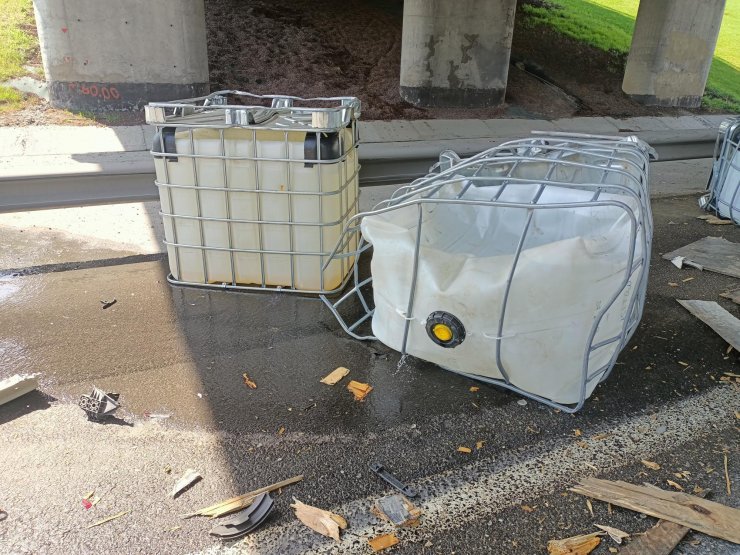 Kimyasal madde taşıyan kamyonet kaza yaptı