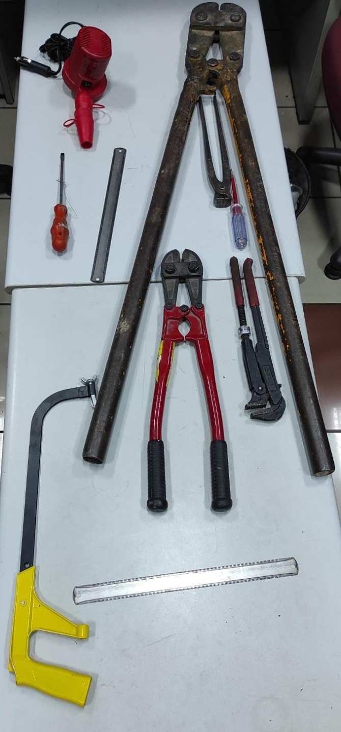 Önce plakadaki harfi değiştirdiler, sonra da hırsızlık yaptılar