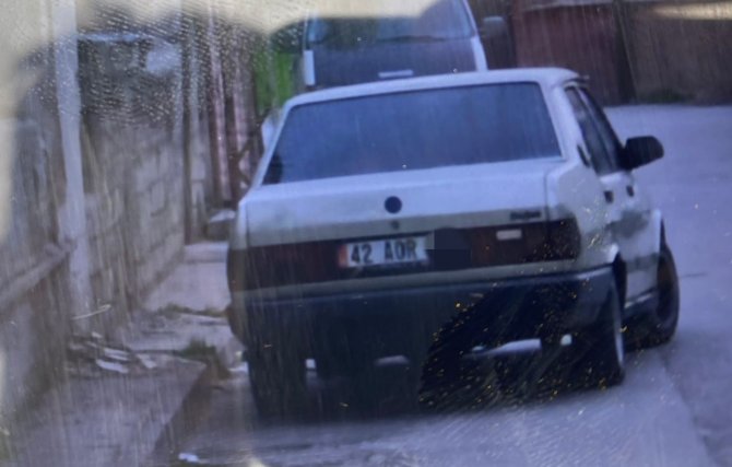 Önce plakadaki harfi değiştirdiler, sonra da hırsızlık yaptılar