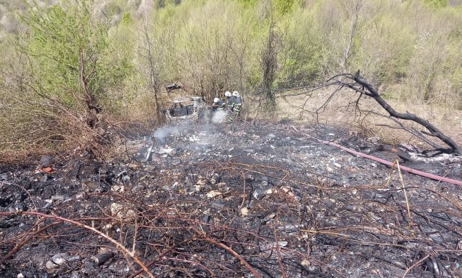 Şarampole uçan araç alev alev yandı