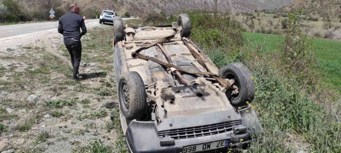 Şarampole yuvarlanan otomobil takla attı