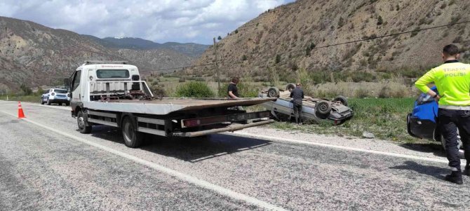 Şarampole yuvarlanan otomobil takla attı