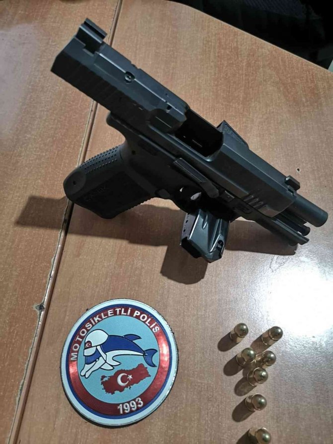 Şüpheli araçta tabanca ve mermi ele geçirildi