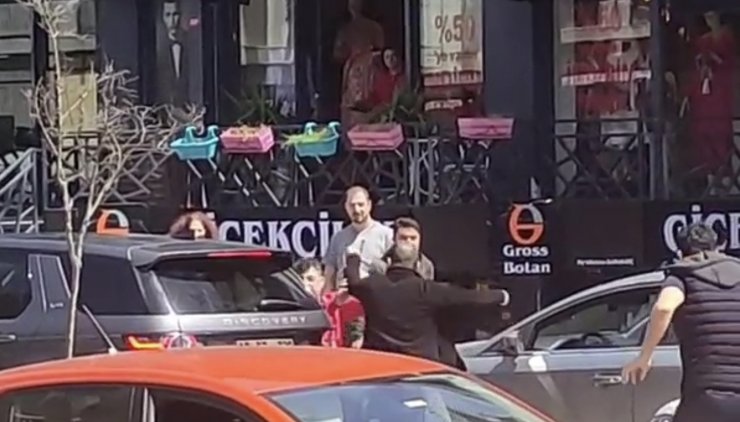 Sürücülerden yumruk yumruğa kavga