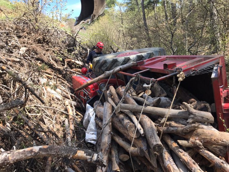 Traktör devrildi, sürücü yaralandı, eşi öldü