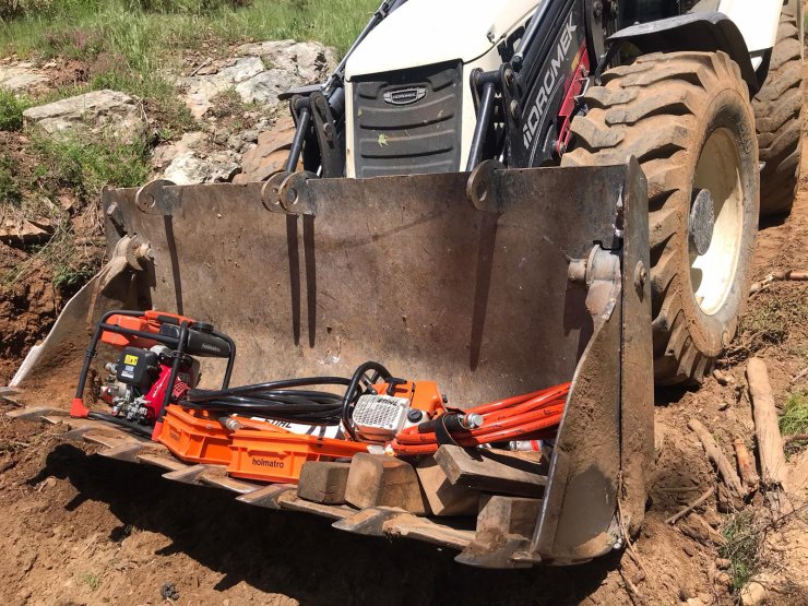 Traktör devrildi, sürücü yaralandı, eşi öldü