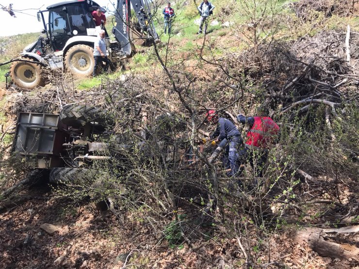 Traktör devrildi, sürücü yaralandı, eşi öldü