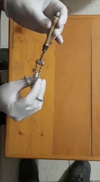 Yakalanınca lazer dediği kolye, suikast silahı çıktı