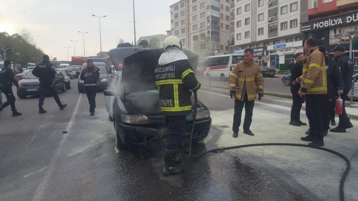 Yanan araçtan kurtaran polislere, anne- kızdan teşekkür