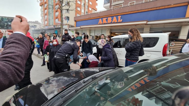 Yanan araçtan kurtaran polislere, anne- kızdan teşekkür