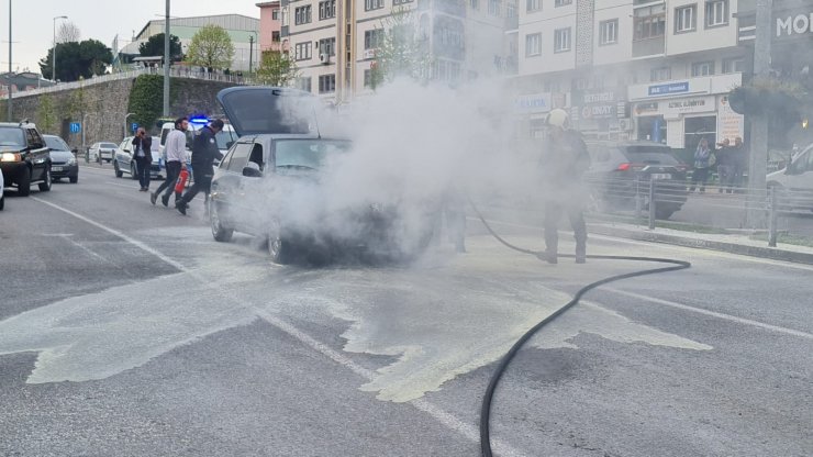 Yanan araçtan kurtaran polislere, anne- kızdan teşekkür