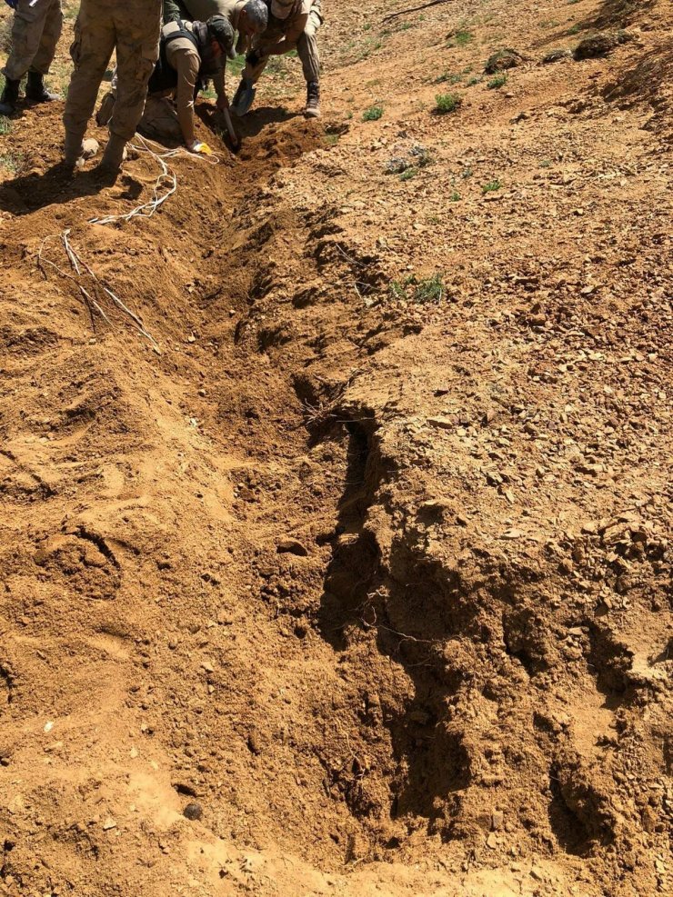 4 farklı noktada düdüklü tencere içerisinde EYP ele geçirildi