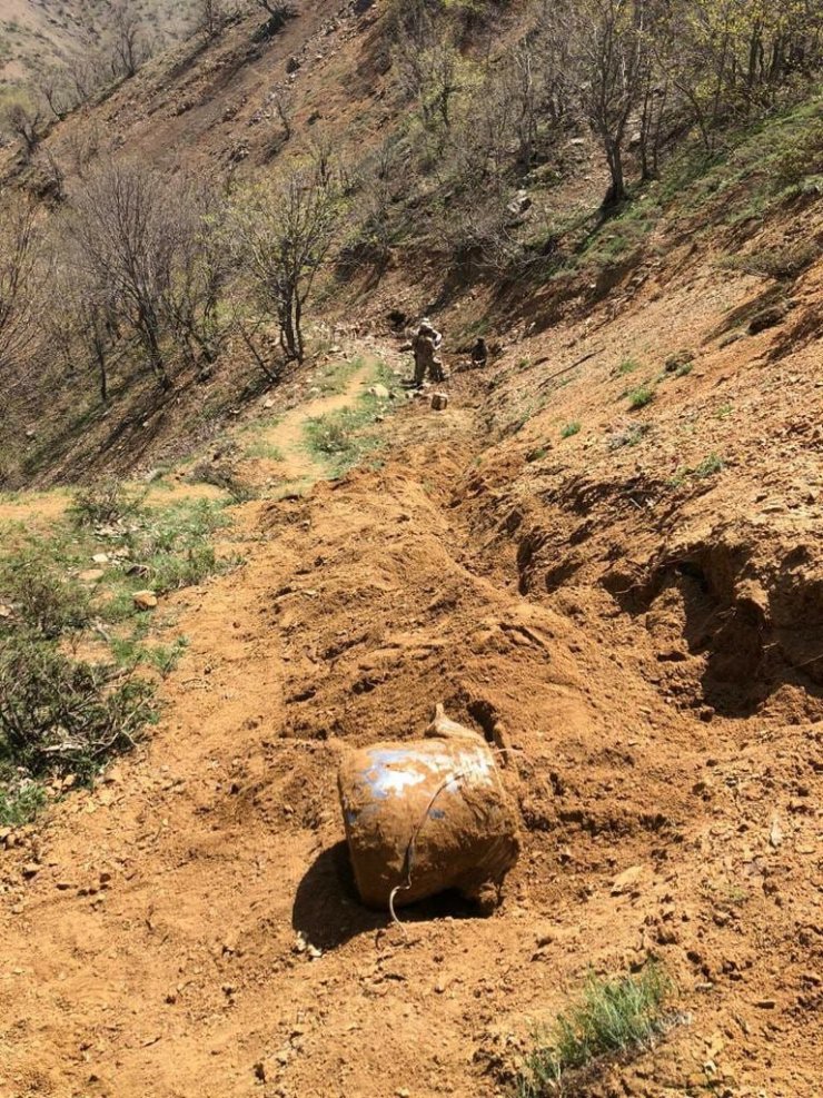 4 farklı noktada düdüklü tencere içerisinde EYP ele geçirildi