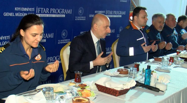 Adil Karaismailoğlu Kıyı Emniyeti personeliyle iftar yaptı