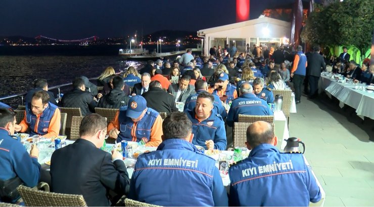Adil Karaismailoğlu Kıyı Emniyeti personeliyle iftar yaptı