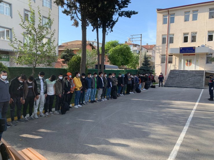 Afgan uyruklu 46 kaçak göçmen yakalandı,3 organizatör tutuklandı