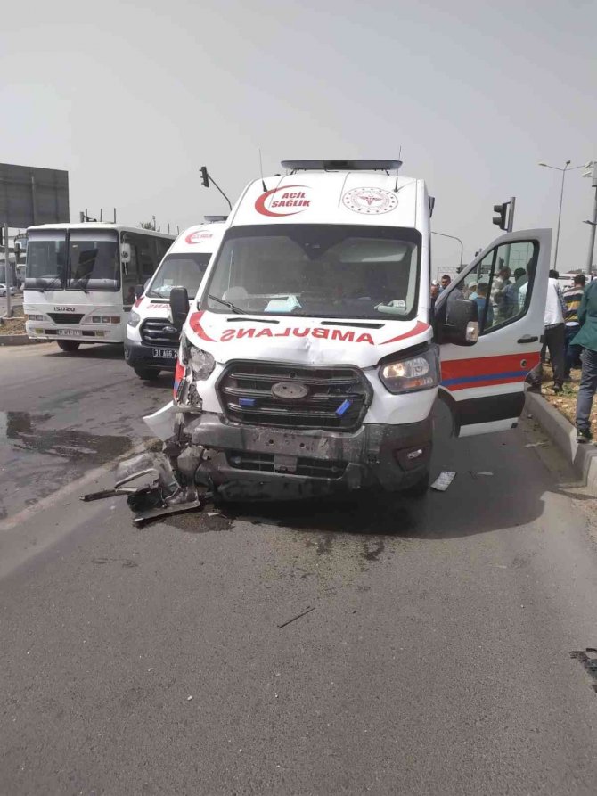 Ambulans ile çarpışan otomobilin sürücüsü yaralandı