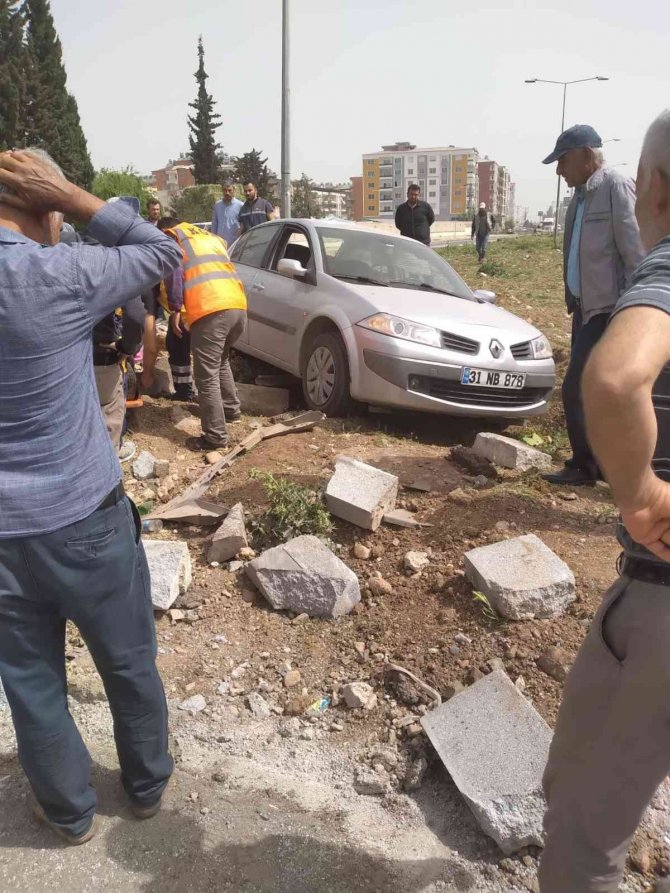 Ambulans ile çarpışan otomobilin sürücüsü yaralandı