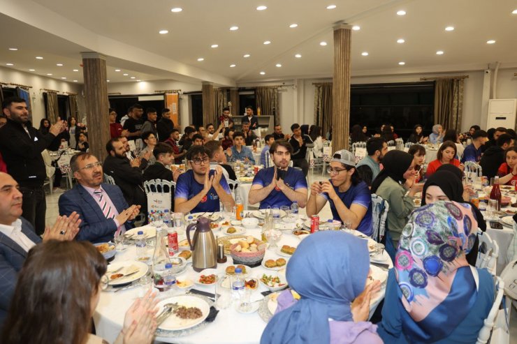 Bakan Mustafa Varank gençlerle iftar yaptı