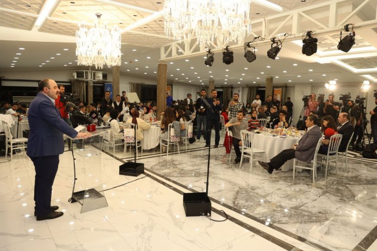 Bakan Mustafa Varank gençlerle iftar yaptı