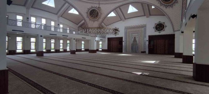 Camilere nakış nakış ayet işliyor