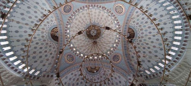 Camilere nakış nakış ayet işliyor