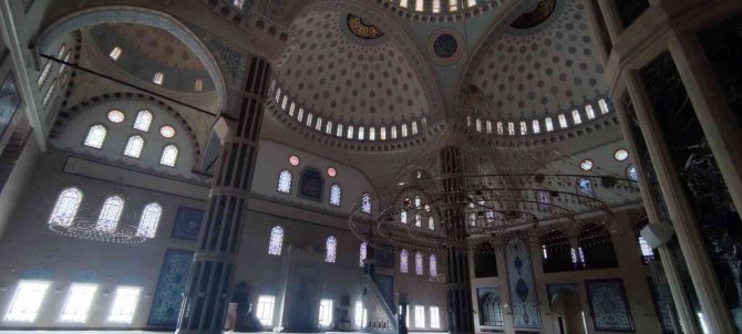 Camilere nakış nakış ayet işliyor