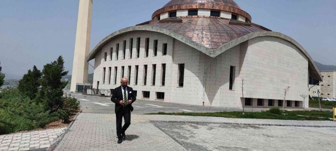 Camilere nakış nakış ayet işliyor