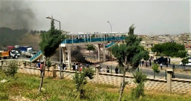 Çöp kokusuna karşı lastik yakıp yolu trafiğe kapattılar