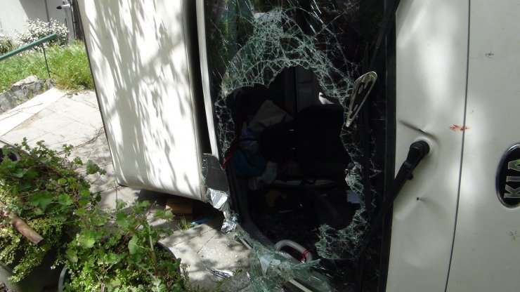 Devrilen kamyonette sıkışan sürücü kurtarıldı