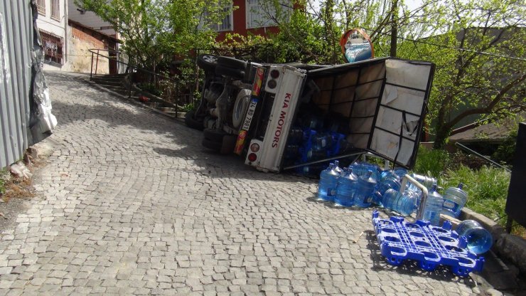 Devrilen kamyonette sıkışan sürücü kurtarıldı